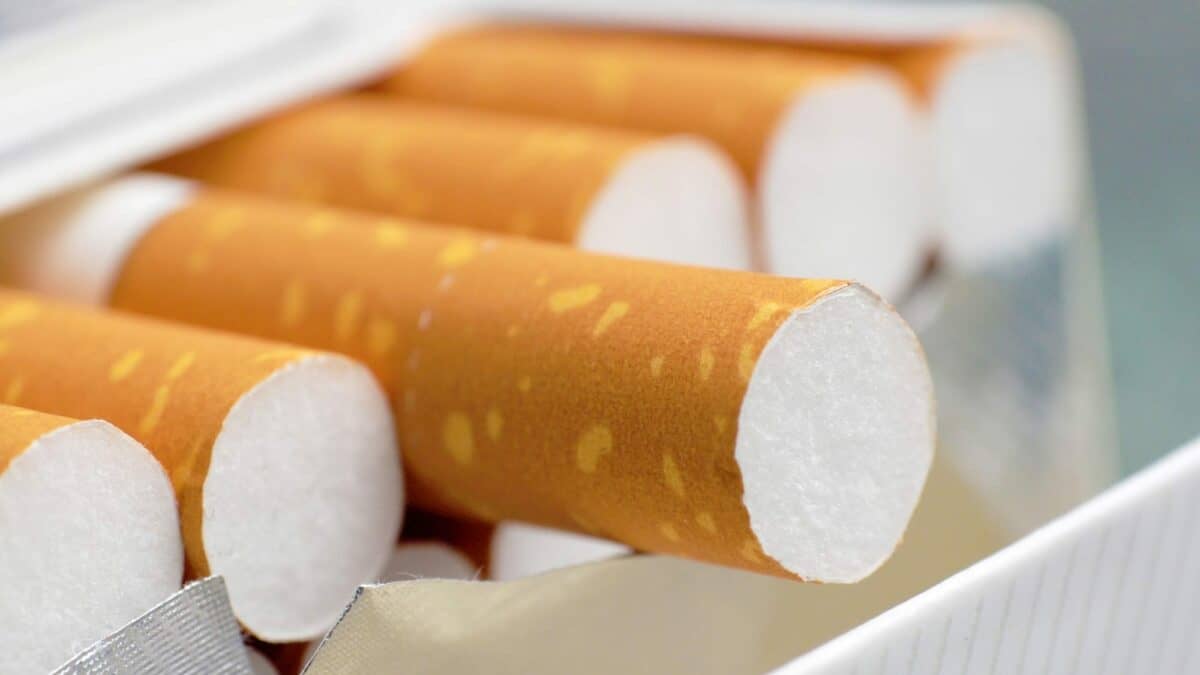 smell cigarette smoke after covid vaccine Smokers Eligible for COVID-19 Vaccine Before General Public