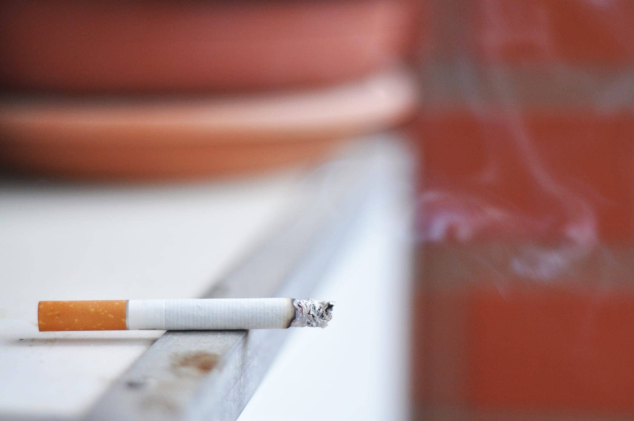 e cigarette with cigarette US announces ban on e-cigarettes for under-18s